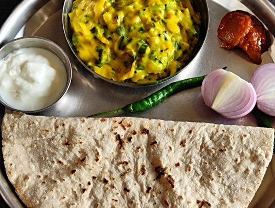 Foodcazt Pithla Bhakri Recipe